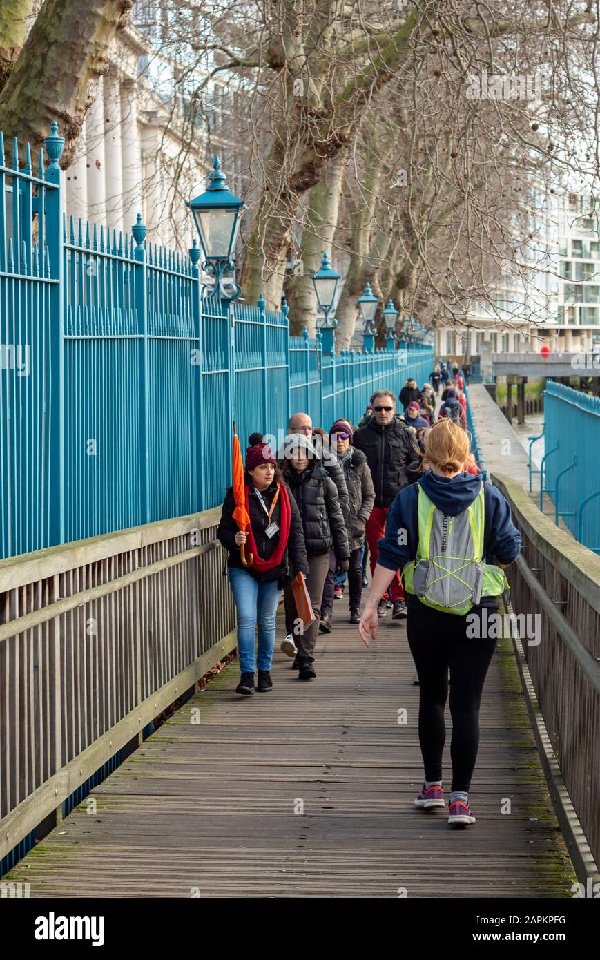Domenica mattina runner femminile o jogger verso il gruppo di turisti al Three Quays Walk a Londra, Regno Unito a partire dal 2020 Foto Stock