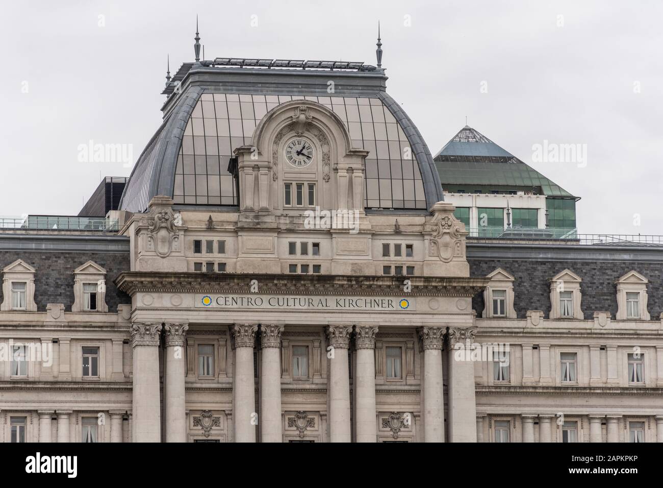 Splendida vista sul vecchio edificio storico del centro culturale Kirchner nel centro di Buenos Aires, Argentina Foto Stock