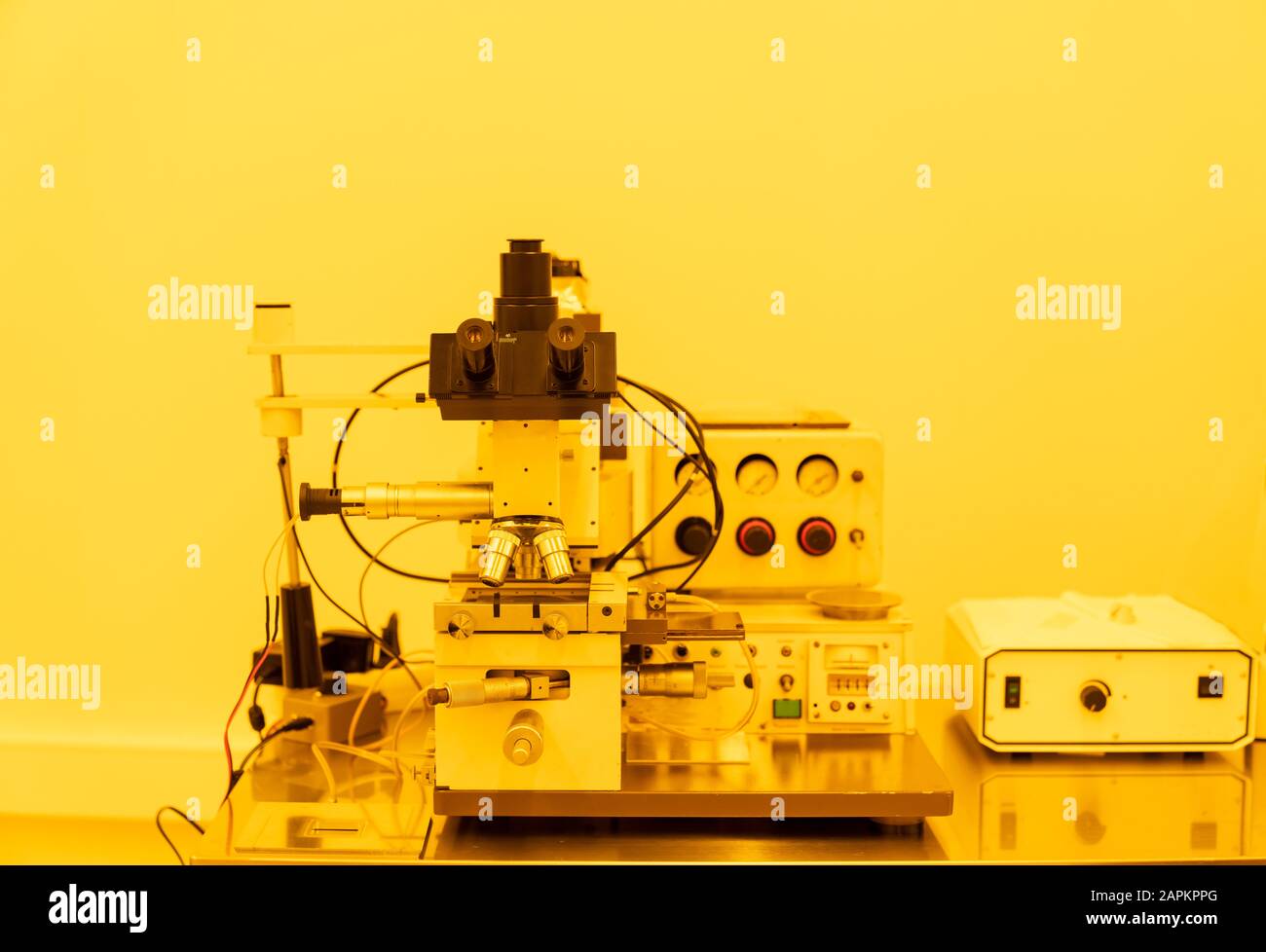 Dispositivo in laboratorio con luce gialla artificiale Foto Stock