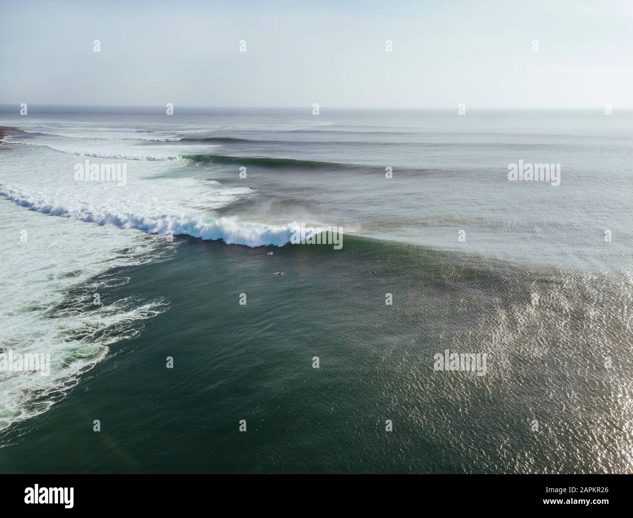 Indonesia, Giava Orientale, veduta aerea dei surfisti a G-Land Foto Stock