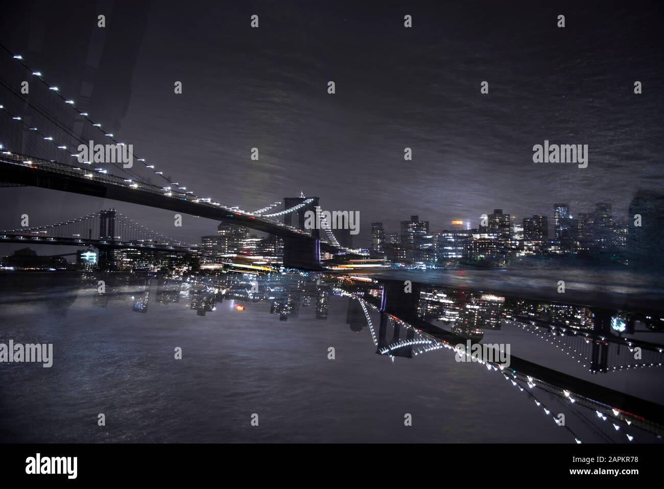 USA, New York, New York City, Manhattan Bridge illuminato di notte Foto Stock