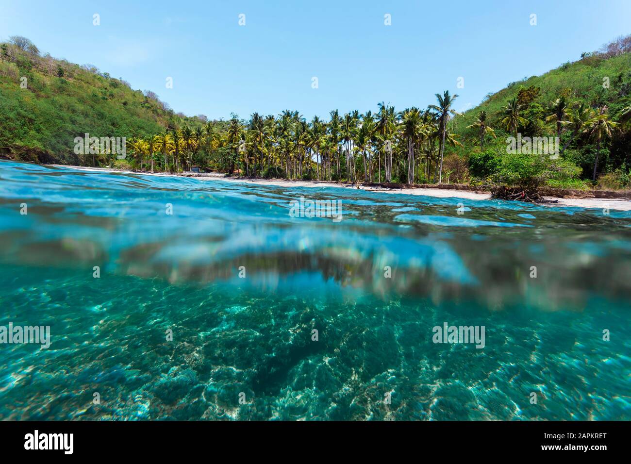 Indonesia, Bali, superficie di acqua costiera con Nusa Penida spiaggia sullo sfondo Foto Stock