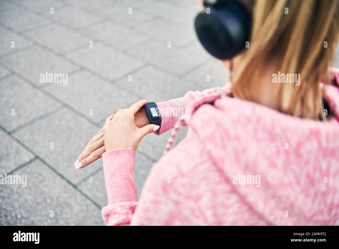 Giovane donna che controlla l'app fitness dopo l'allenamento Foto Stock