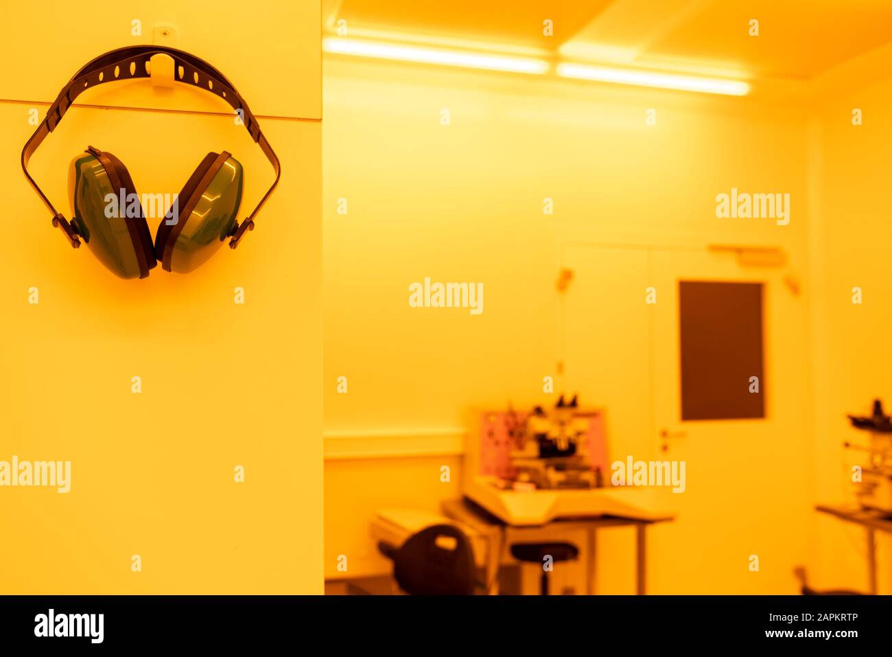 Cuffie in laboratorio con luce gialla artificiale Foto Stock