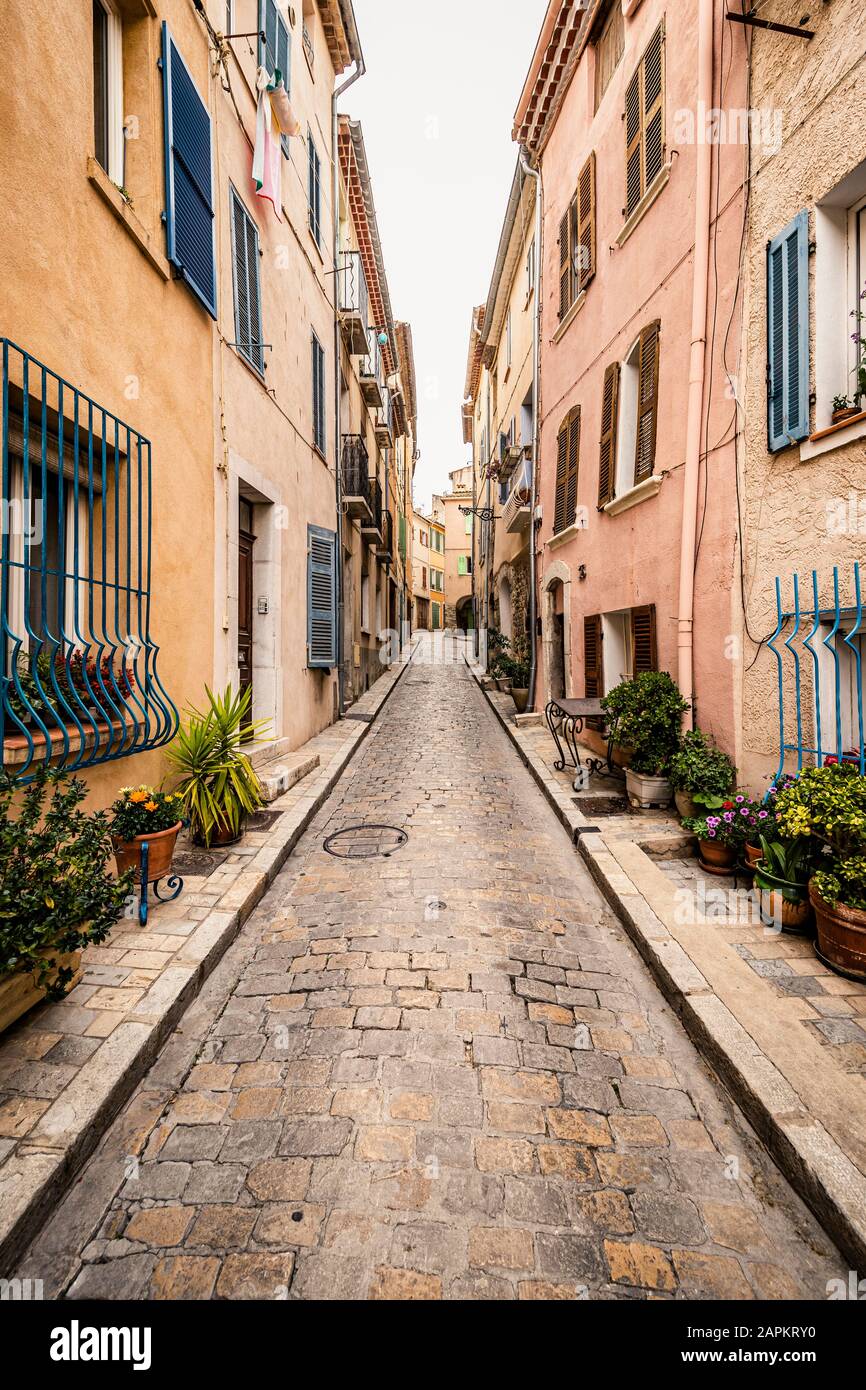 Francia, Costa Azzurra, Ceyreste, corsia stretta nel centro storico Foto Stock