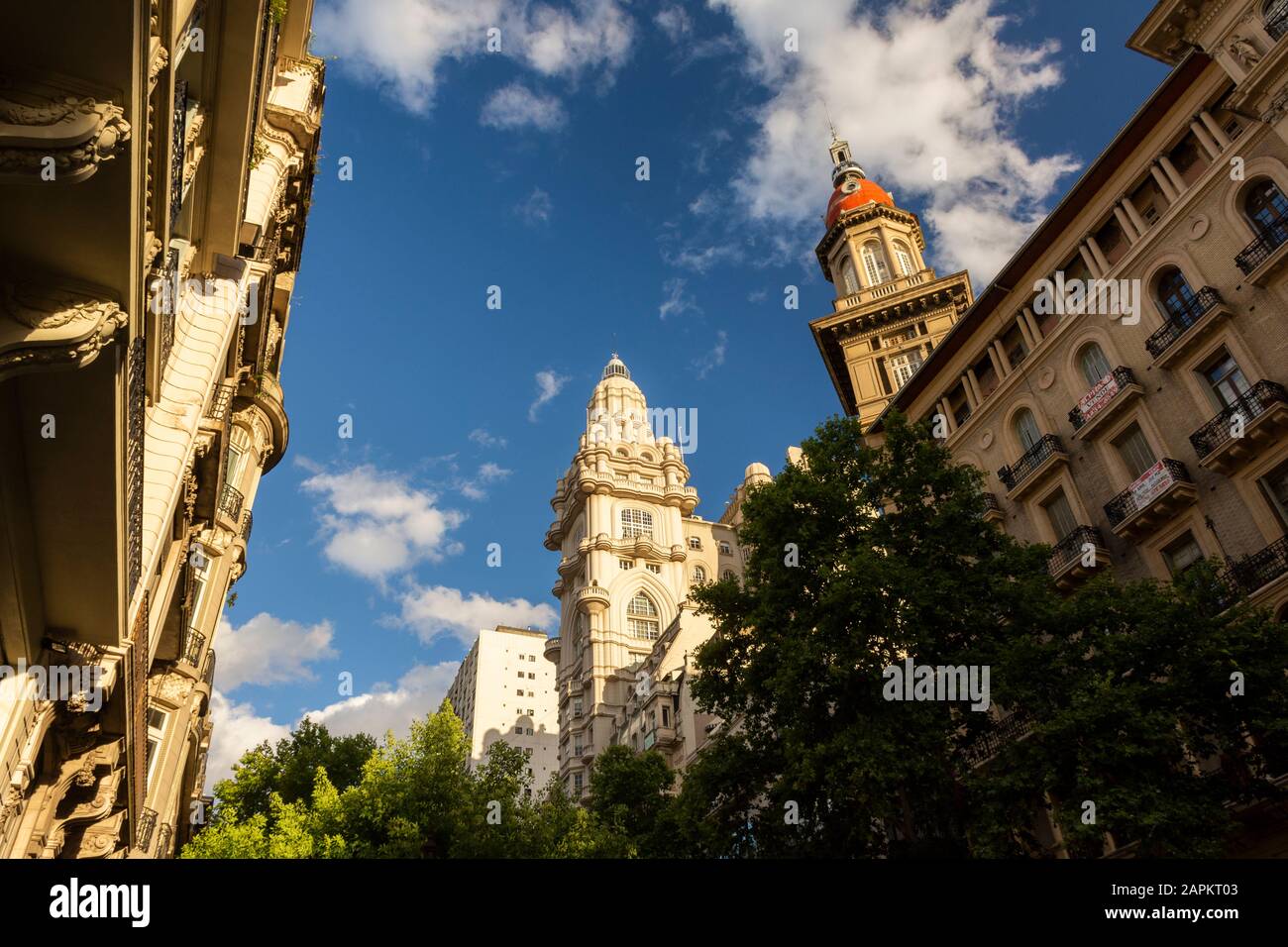 Splendida vista sulle torri storiche dell'edificio nel centro di Buenos Aires, Argentina Foto Stock
