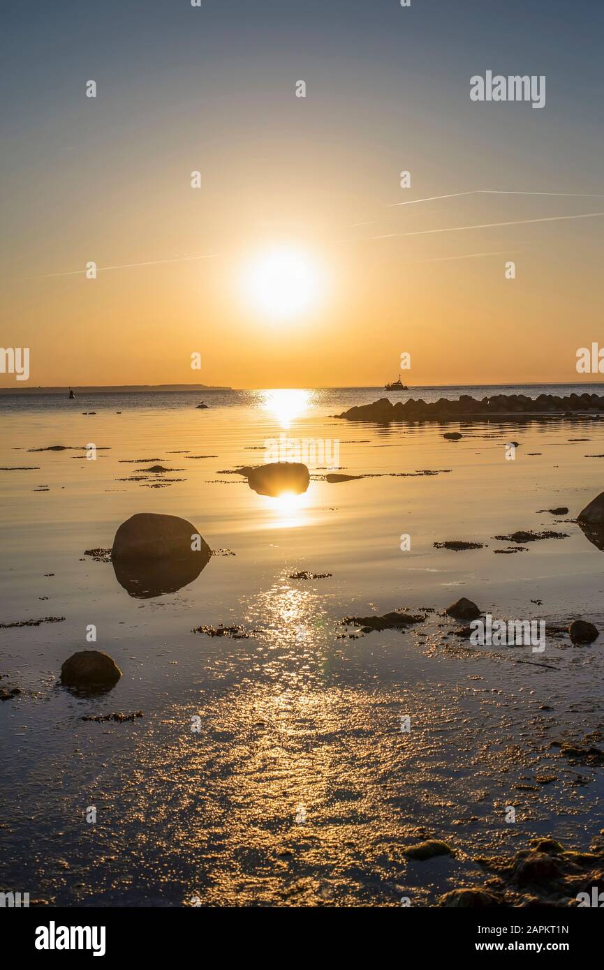 Germania, Meclemburgo-Pomerania occidentale, Poel Island, Timmendorf, Mare al tramonto Foto Stock