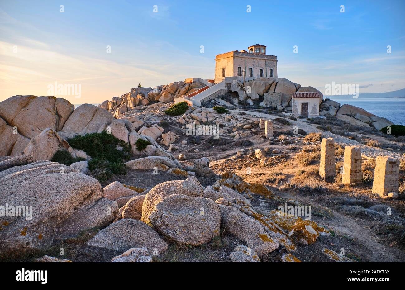 Italia, Provincia di Sassari, Santa Teresa Gallura, Faro antico a Capo testa Foto Stock