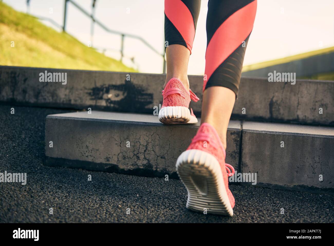 Gambe di donna che corre in città, vista posteriore Foto Stock
