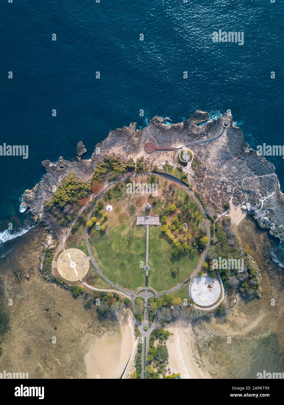 Indonesia, Bali, Nusa Dua, vista aerea del percorso e degli edifici sulla costa dell'oceano Foto Stock