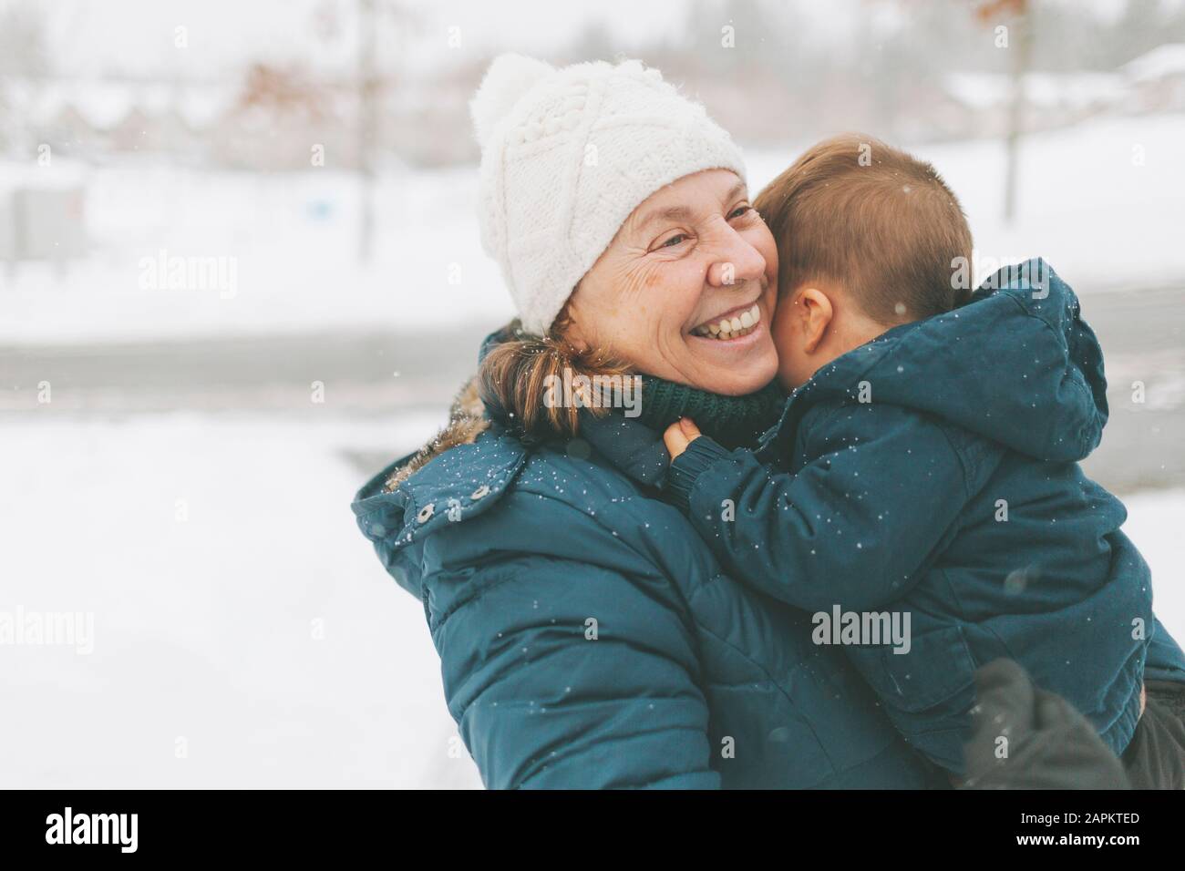 Nonna e nipote che abbraccia ogni altro Foto Stock