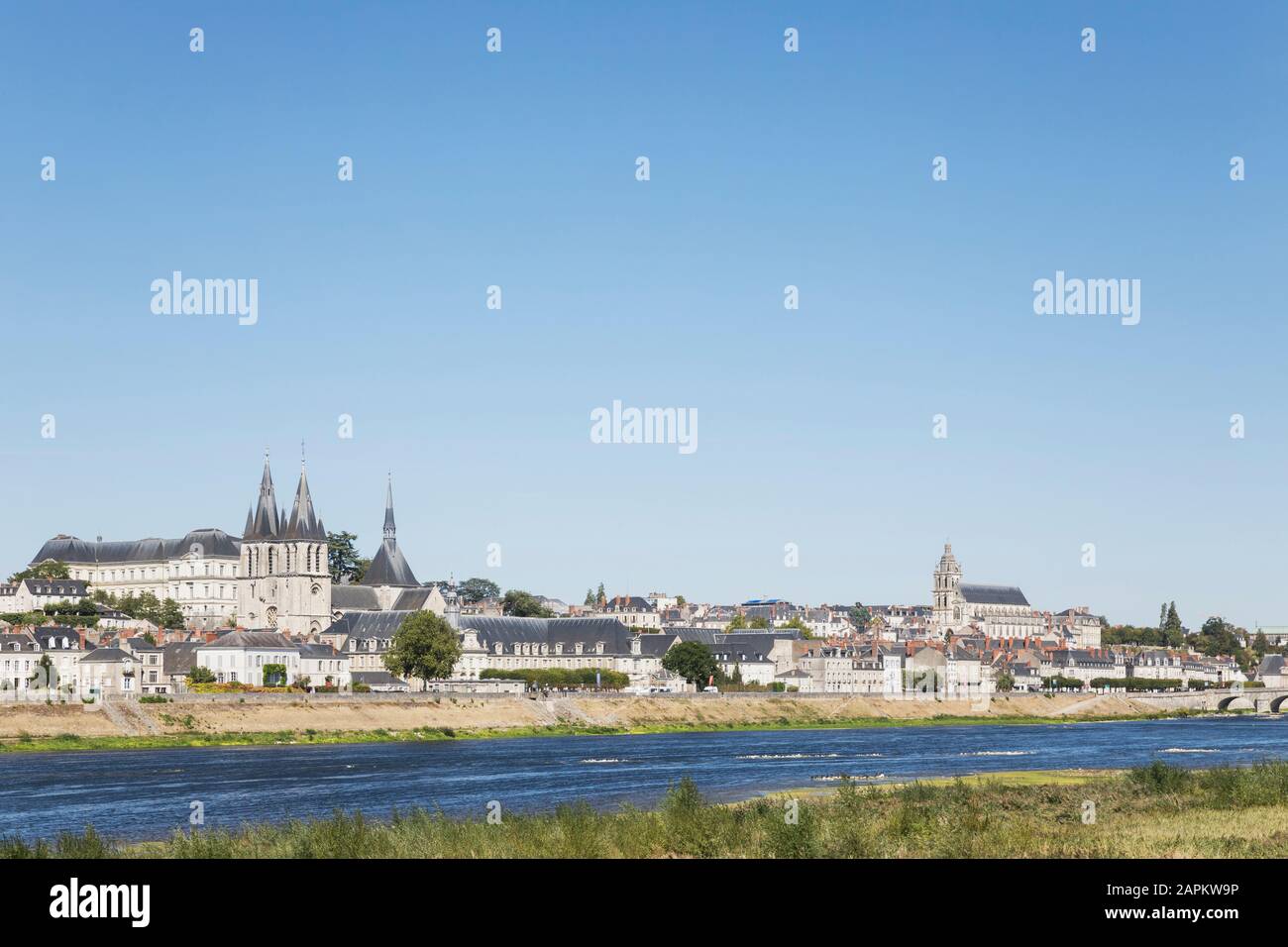 Francia, Centre-Val de Loire, Blois, cielo limpido sopra la città lungo il fiume nella Valle della Loira Foto Stock