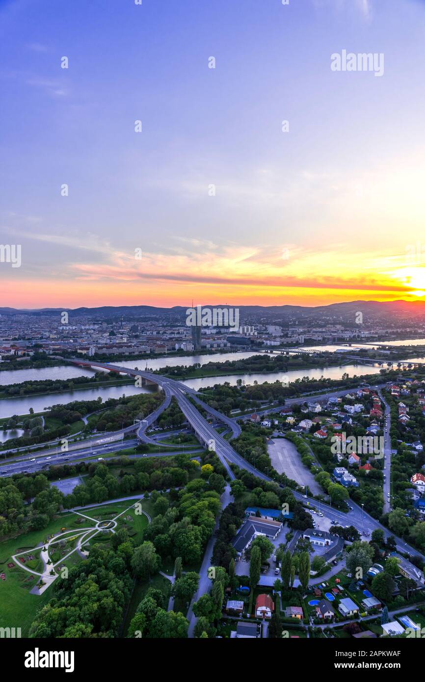 Austria, Vienna, paesaggio urbano visto dalla Torre del Danubio al tramonto Foto Stock
