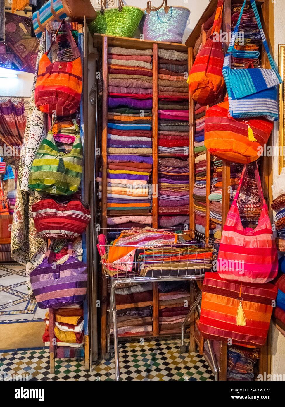 Sciarpe e scialli tradizionali e colorati marocchini, il Marocco è anche conosciuto come shesh (Turban touareg). Foto Stock