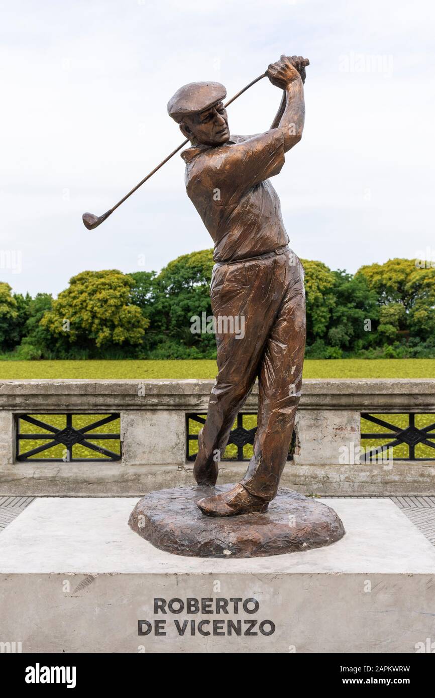 Splendida vista sulla statua storica sul parco verde di Buenos Aires, Argentina Foto Stock