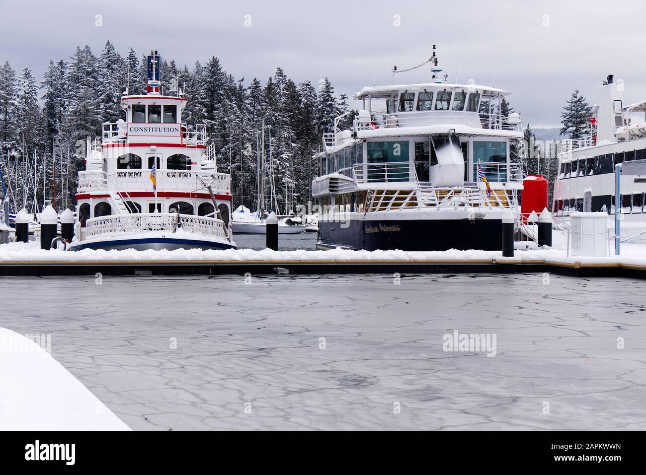 Vancouver, Canada - 15 gennaio 2020: Vista del molo ghiacciato con le barche a Coal Harbour. Vancouver autentica pagaia "Costituzione" Foto Stock