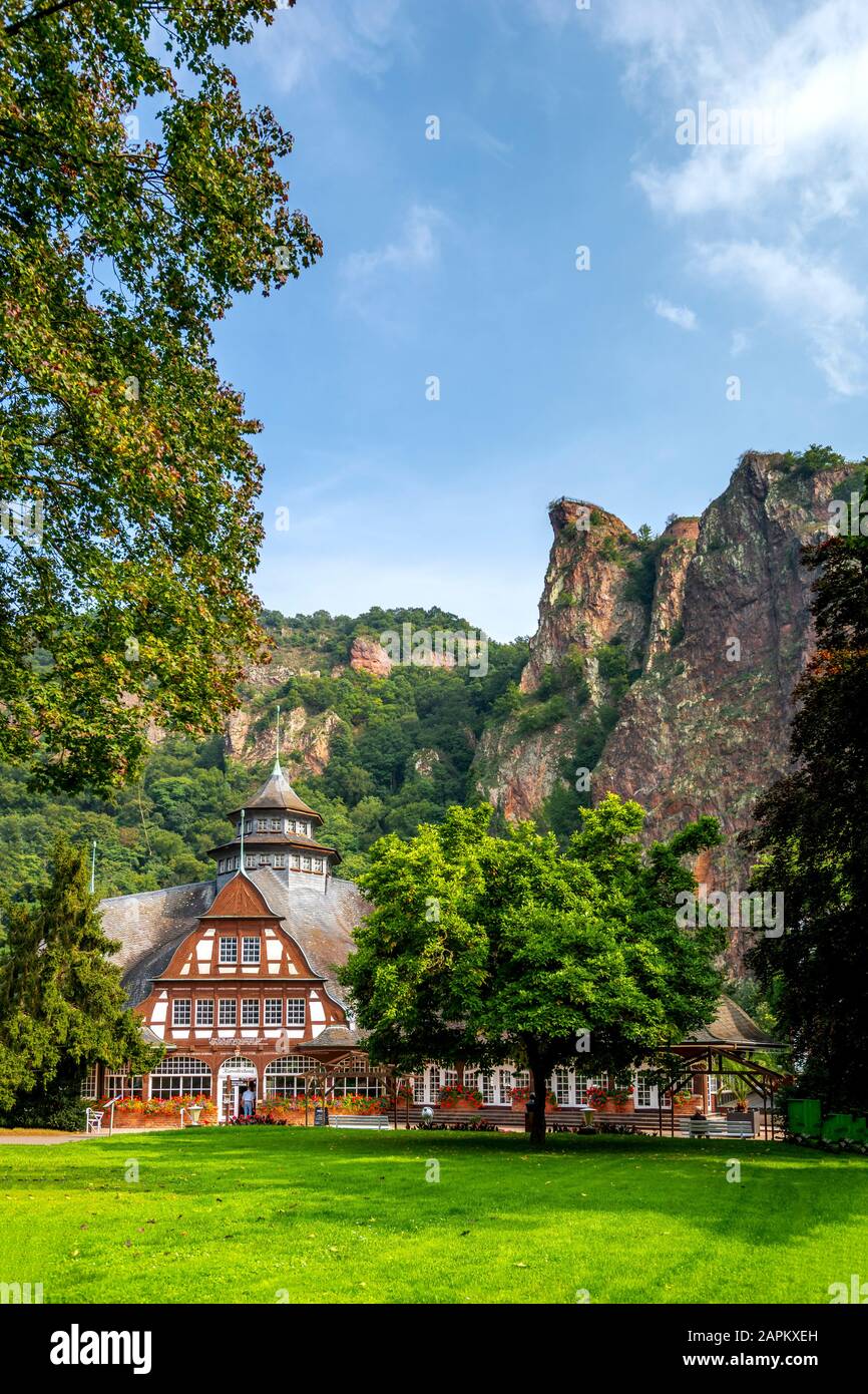 Germania, Renania-Palatinato, Bad Munster am Stein-Ebernburg, Spa ai piedi della scogliera in primavera Foto Stock