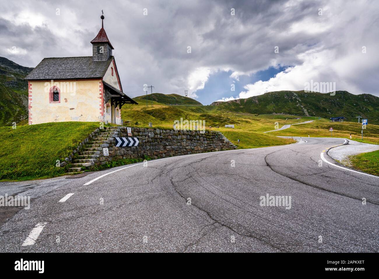 Italia, Alto Adige, piccola chiesa accanto strada asfaltata nel Passo di Jaufen Foto Stock