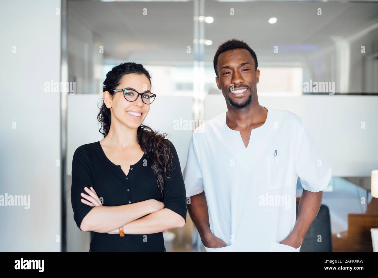 Dentista con paziente in chirurgia dentale Foto Stock