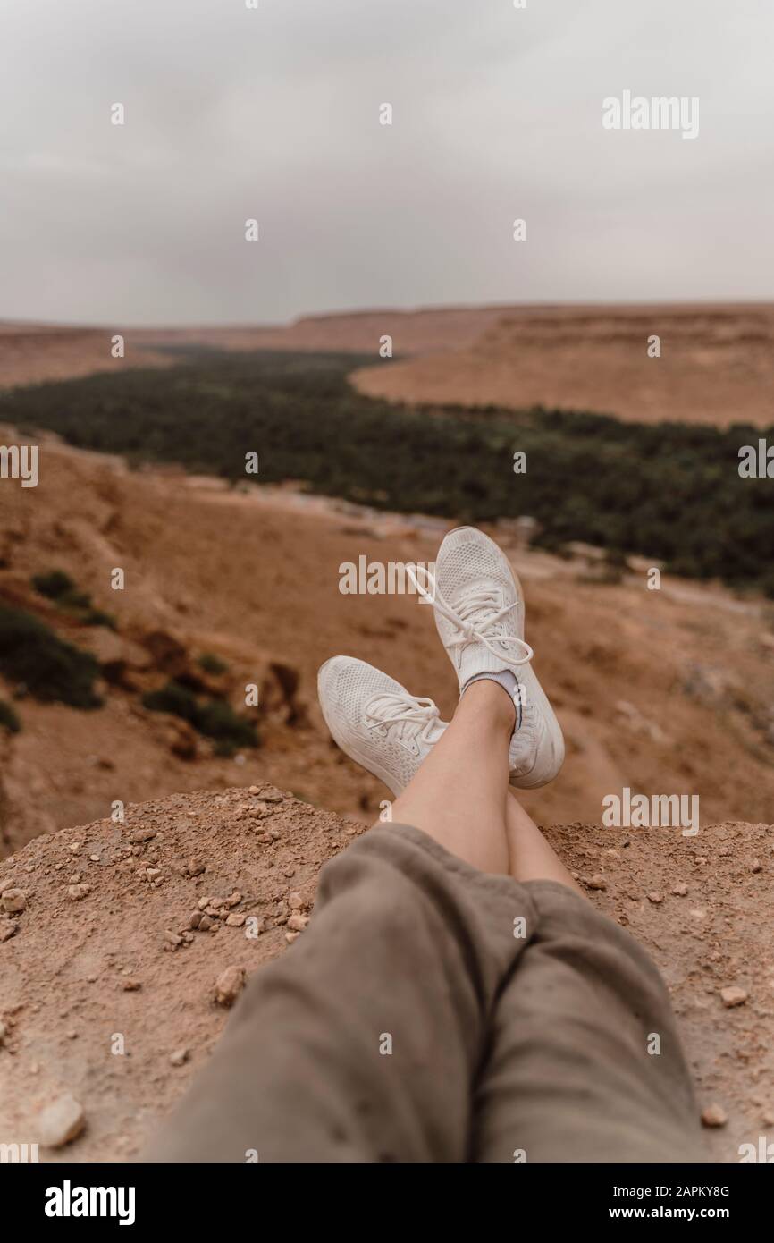 Piedi di donna godendo paesaggio, Fez, Marocco Foto Stock