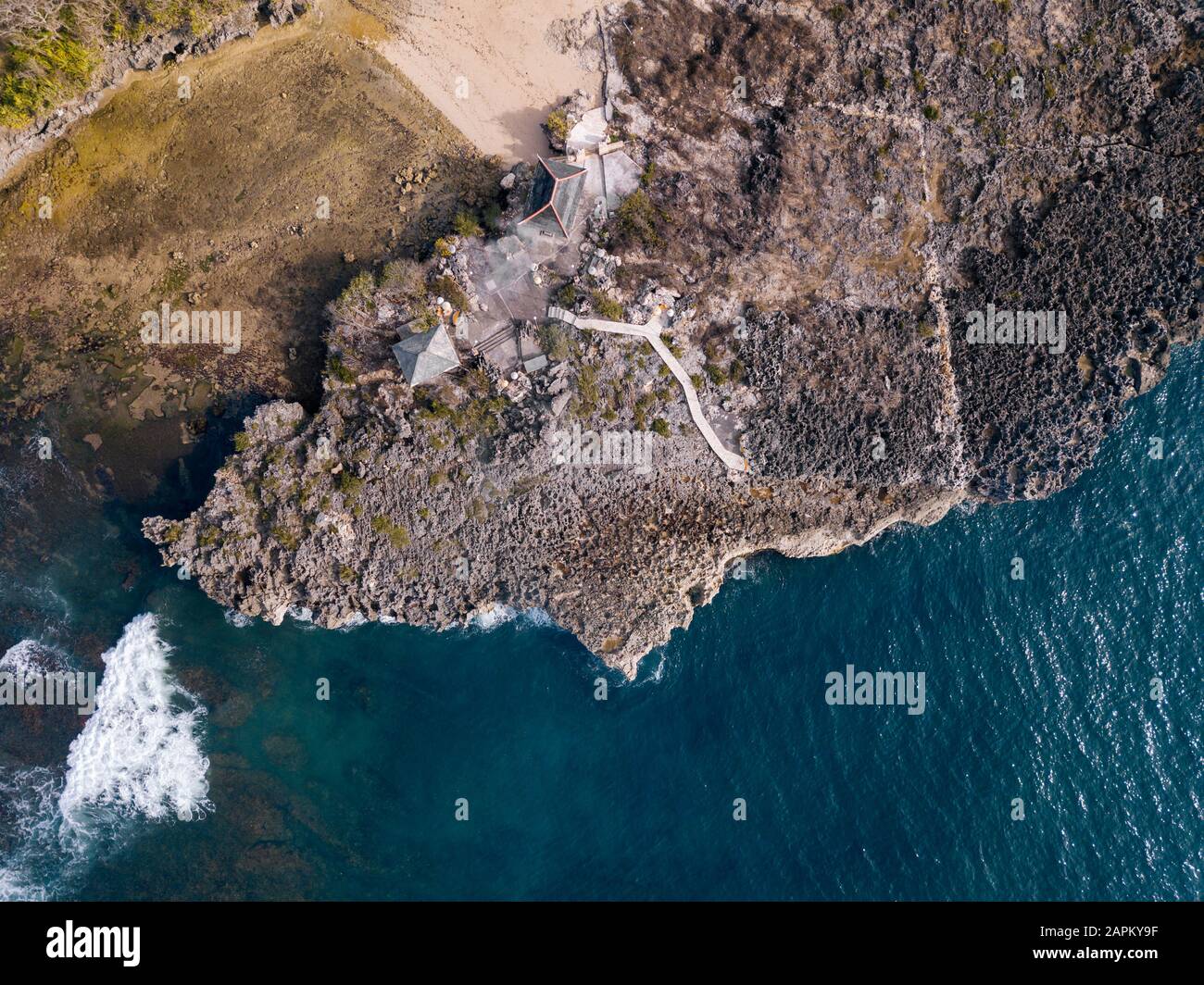 Indonesia, Bali, Nusa Dua, vista aerea del tempio sulla costa dell'oceano Foto Stock