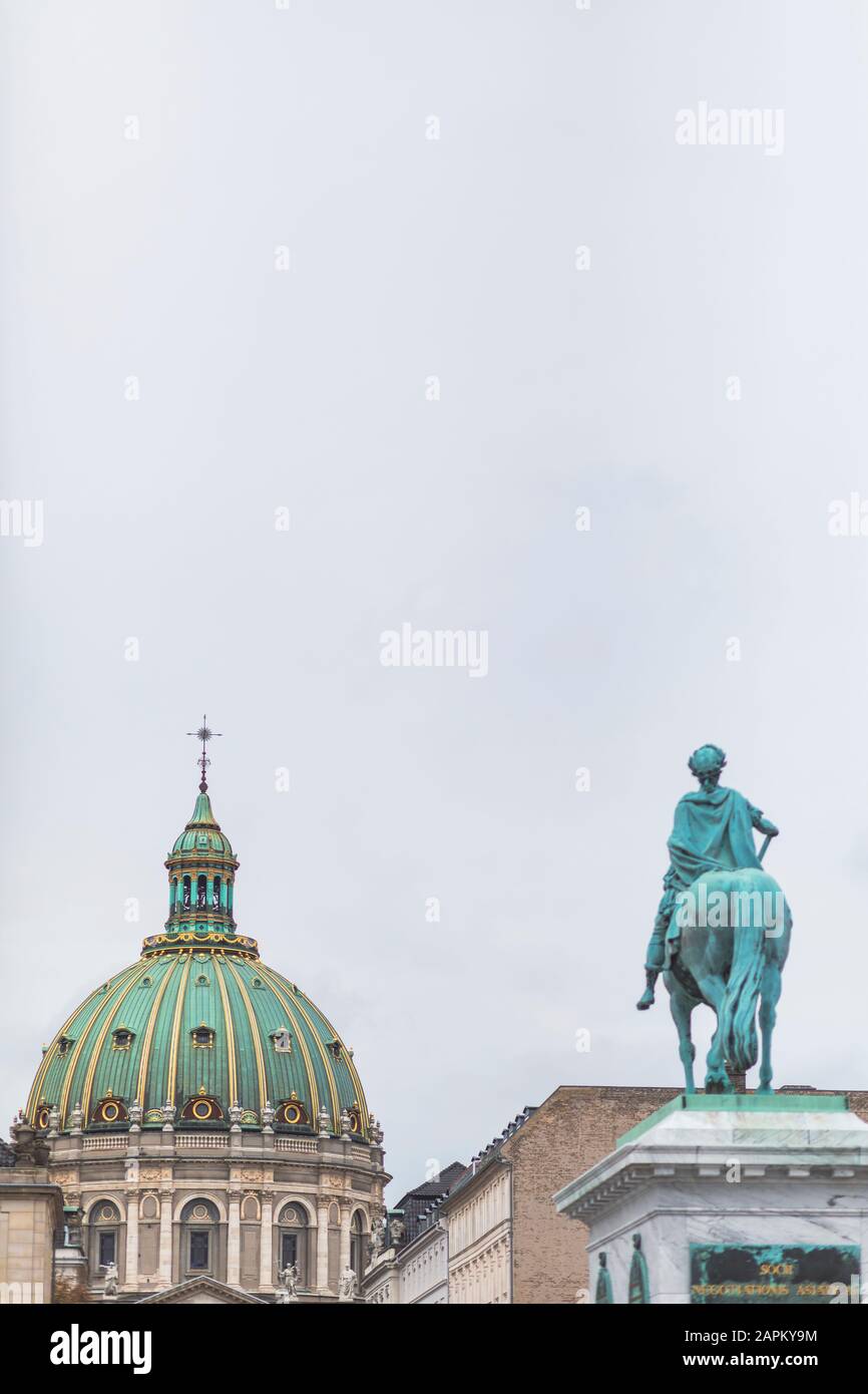 Danimarca, Copenaghen, statua equestre di Federico V con la Chiesa di Frederiks sullo sfondo Foto Stock