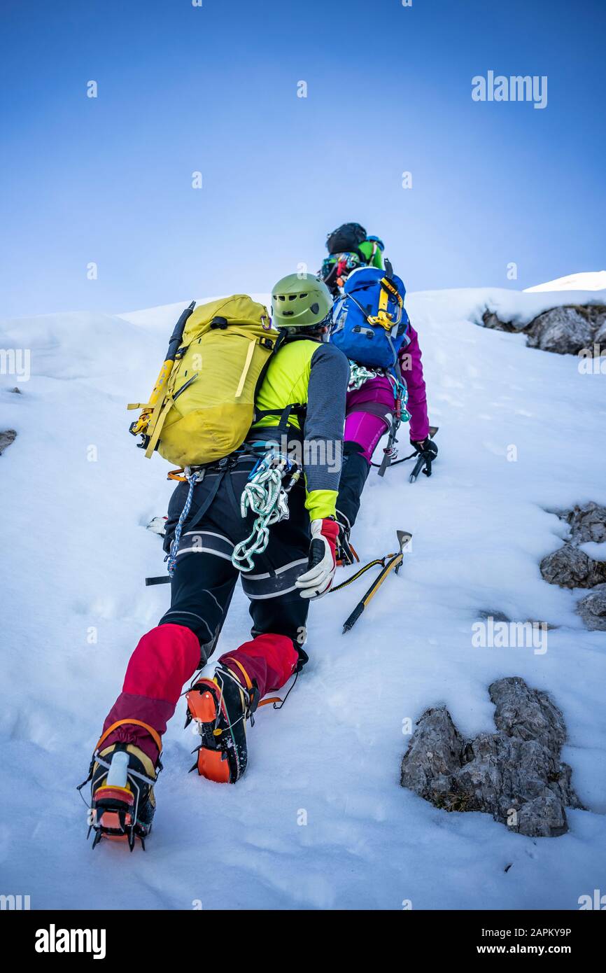 Alpinisti che salgono su una montagna innevata, Alpi Orobie, Lecco, Italia Foto Stock