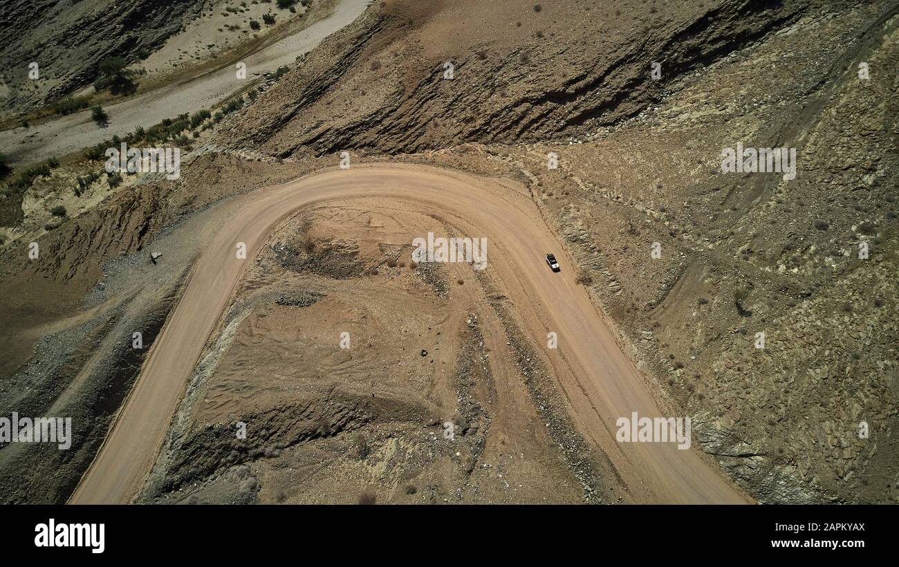 Veduta aerea di una jeep sulla pista sporca, area del deserto del Namib, Namibia Foto Stock