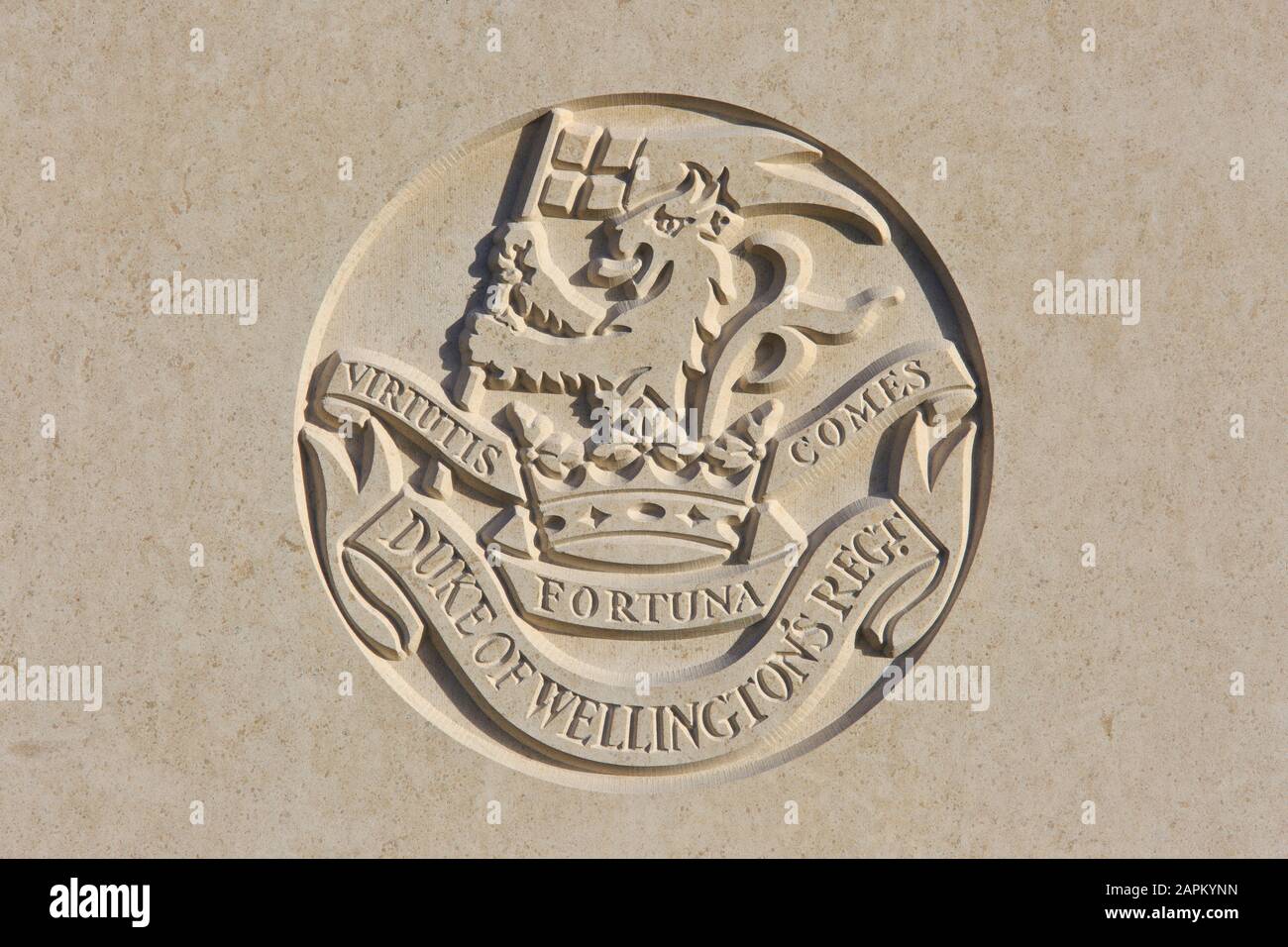 Il Reggimento del Duca di Wellington (West Riding) (1702-2006) emblema regimental su una lapide della prima Guerra Mondiale al Cimitero di Tyne Cot a Zonnebeke, Belgio Foto Stock