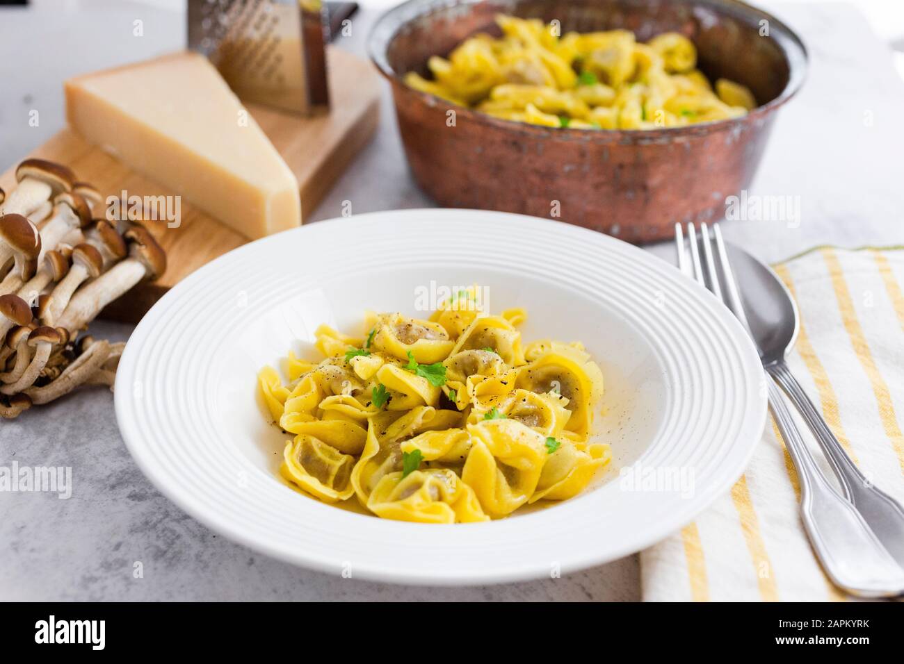 Piatto di tortellini italiani con formaggio grana Foto Stock