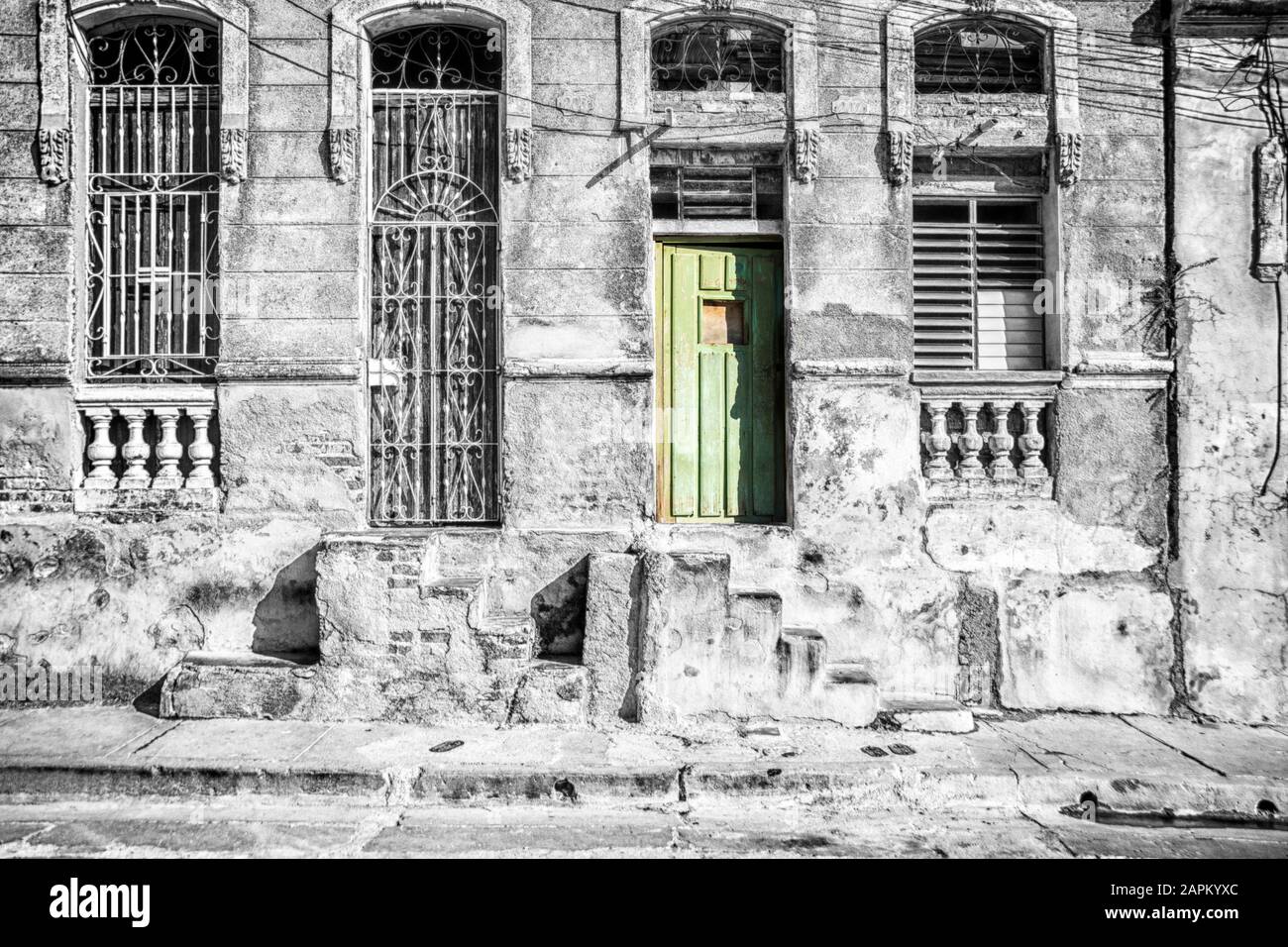 Immagine digitalizzata di una porta verde su sfondo bianco e nero; Santiago de Cuba, Cuba. Foto Stock