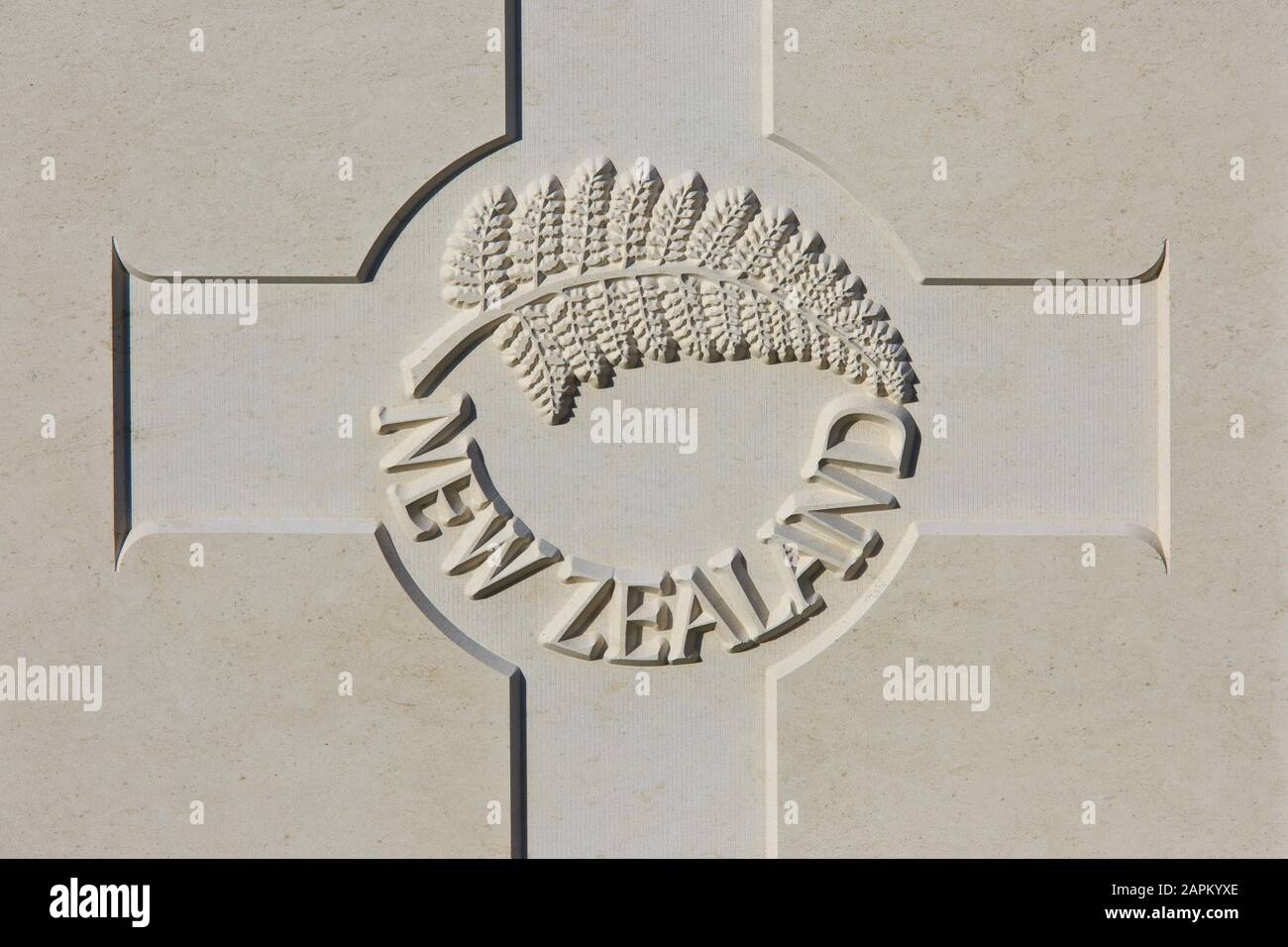 La Nuova Zelanda Expeditionary Force - NZEF (1914-1918) emblema su una lapide della prima guerra mondiale al Tyne Cot Cemetery a Zonnebeke, Belgio Foto Stock