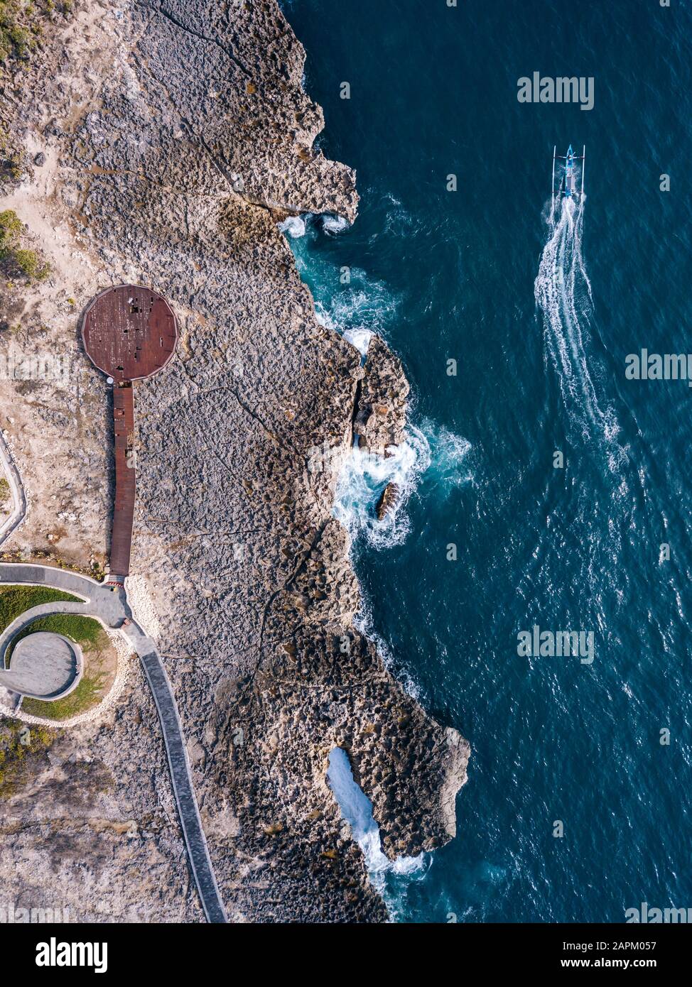 Indonesia, Bali, Nusa Dua, vista aerea del percorso e degli edifici sulla costa dell'oceano Foto Stock