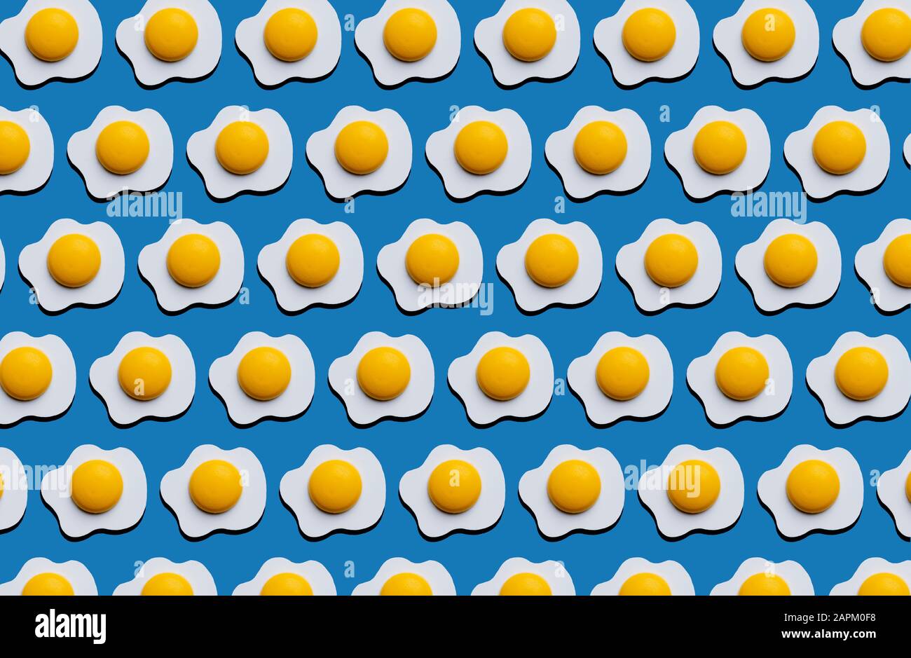 Modello di uovo fritto su sfondo blu Foto Stock