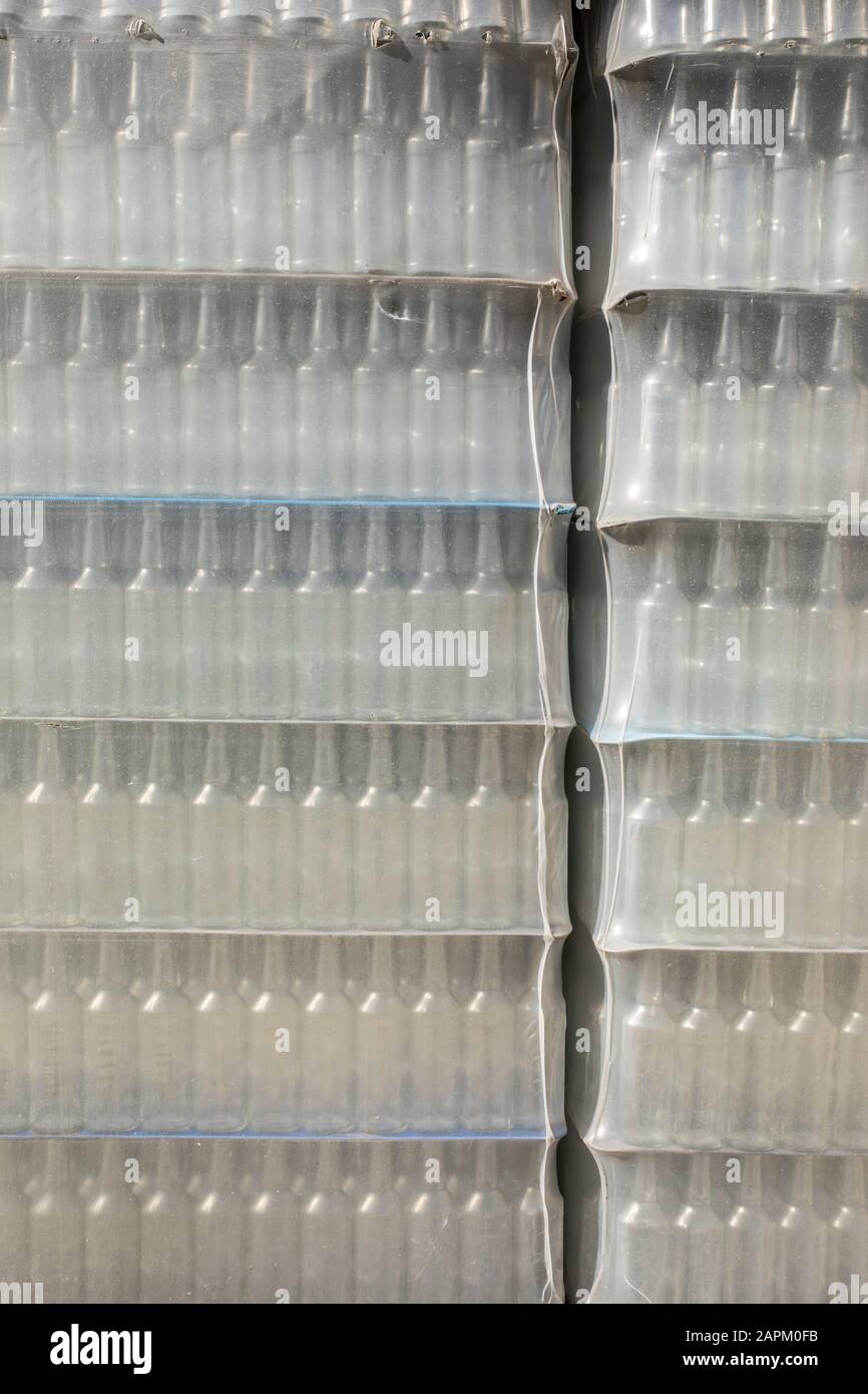 Spagna, Maiorca, Stacks di bottiglie di vetro avvolte in plastica Foto Stock