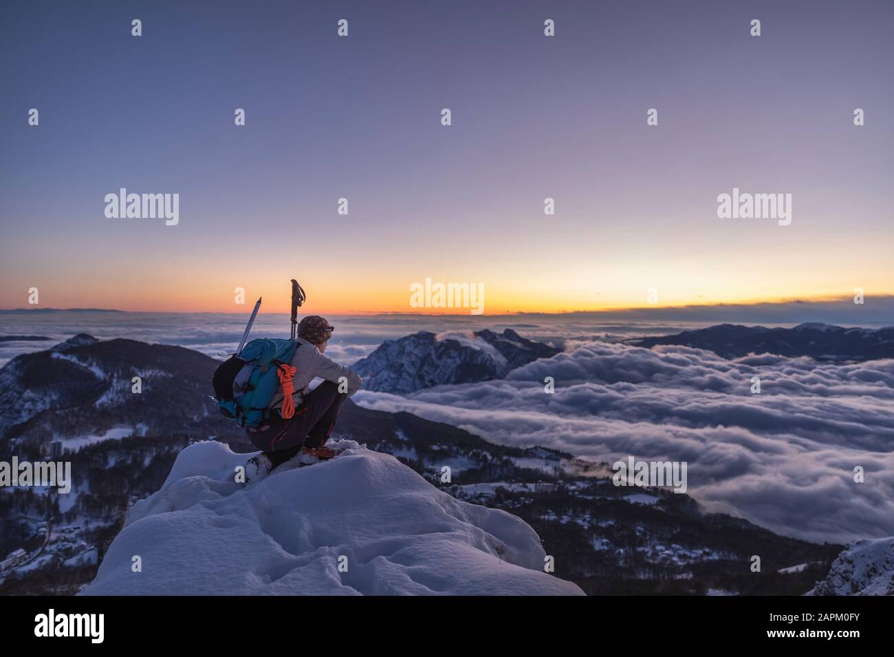Alpinista sulla cima della montagna al crepuscolo, Alpi Orobie, Lecco, Italia Foto Stock