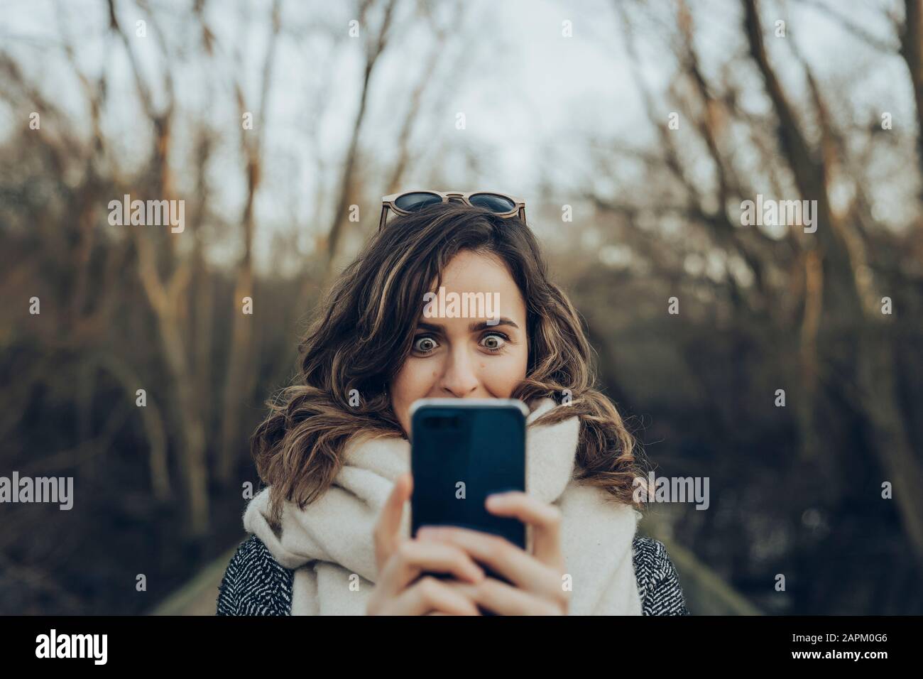 Ritratto di giovane donna bruna Foto Stock