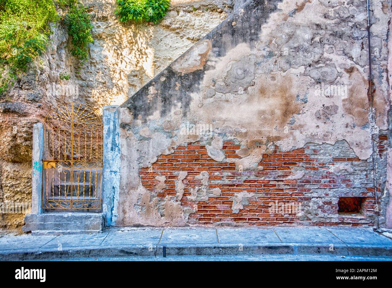 Una serie di scale che conducono ad un altro livello di un quartiere: Santiago de Cuba, Cuba. Foto Stock