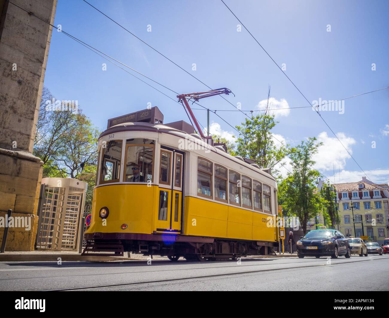 Lisbona, PORTOGALLO - 03 aprile 2017: Tram rosso d'epoca nel centro della città di Lisbona, portogallo. Foto Stock