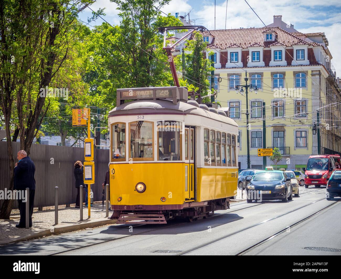 Lisbona, PORTOGALLO - 03 aprile 2017: Tram rosso d'epoca nel centro della città di Lisbona, portogallo. Foto Stock