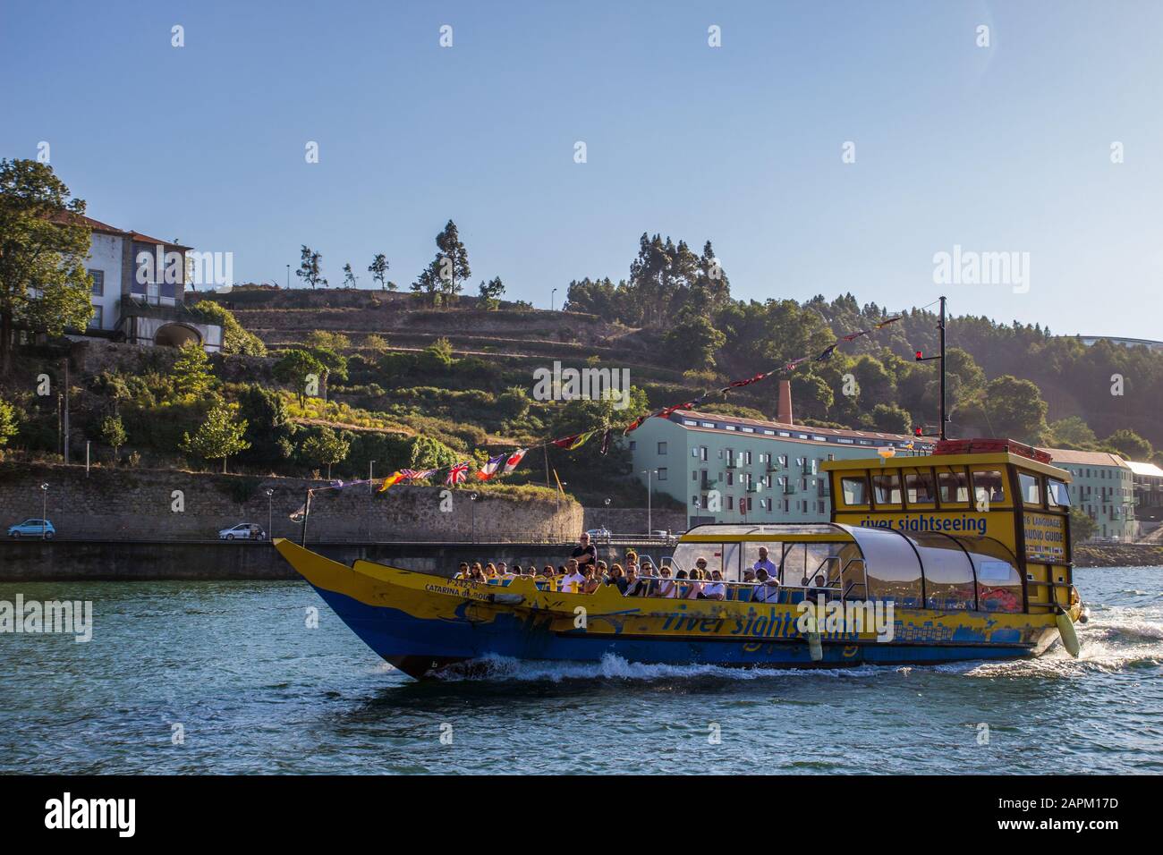 Porto, PORTOGALLO - 18 ago 2015: Barca nel fiume douro con vista su Porto , Portogallo. Foto Stock