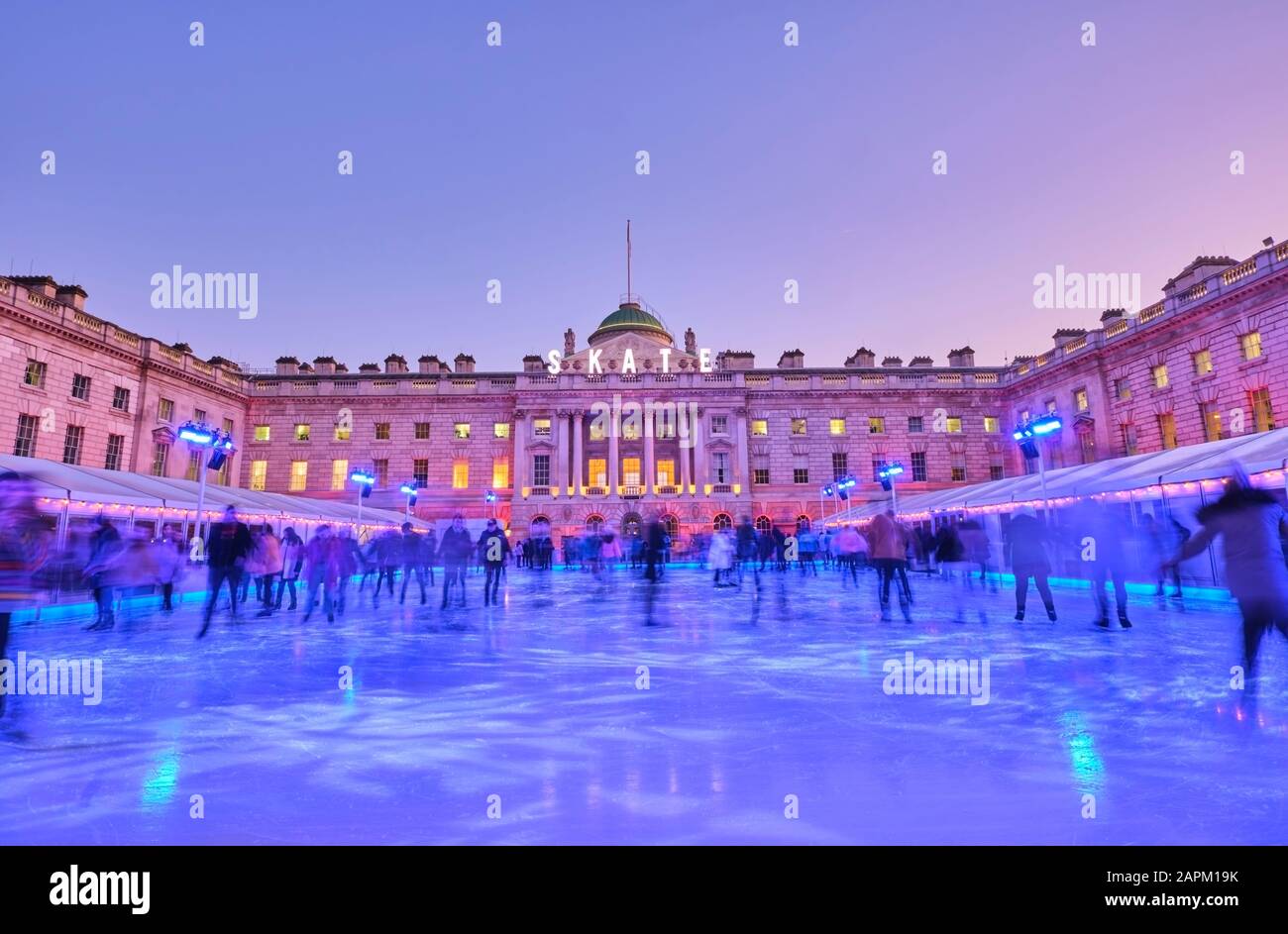 UK, Inghilterra, Londra, persone pattinaggio su ghiaccio in pista blu di fronte a Somerset House Foto Stock
