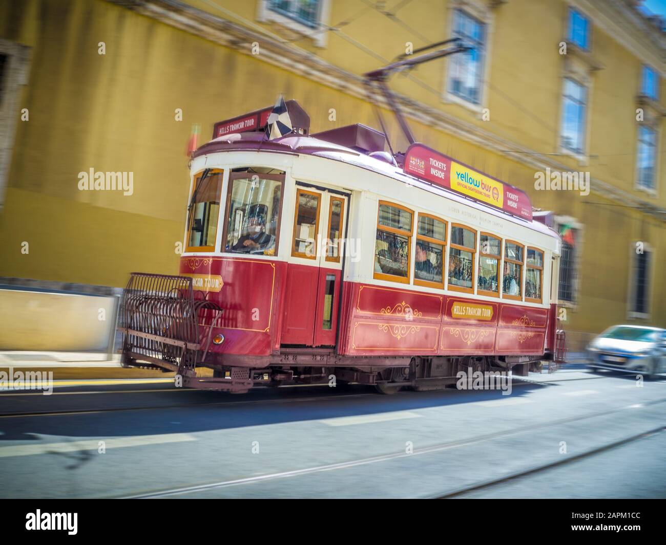 Lisbona, PORTOGALLO - 30 aprile 2017: Tram rosso d'epoca nel centro della città di Lisbona, portogallo. Foto Stock