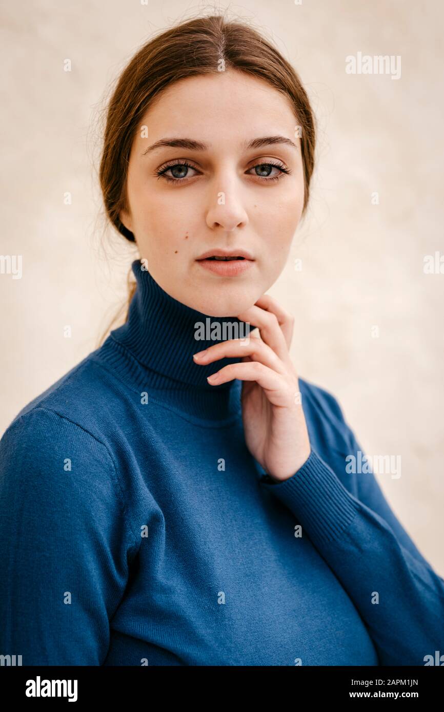 Primo piano ritratto di donna con dolcevita blu pullover Foto Stock
