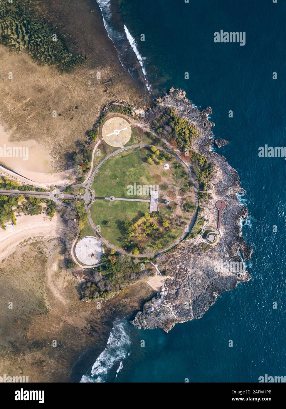 Indonesia, Bali, Nusa Dua, vista aerea del percorso e degli edifici sulla costa dell'oceano Foto Stock