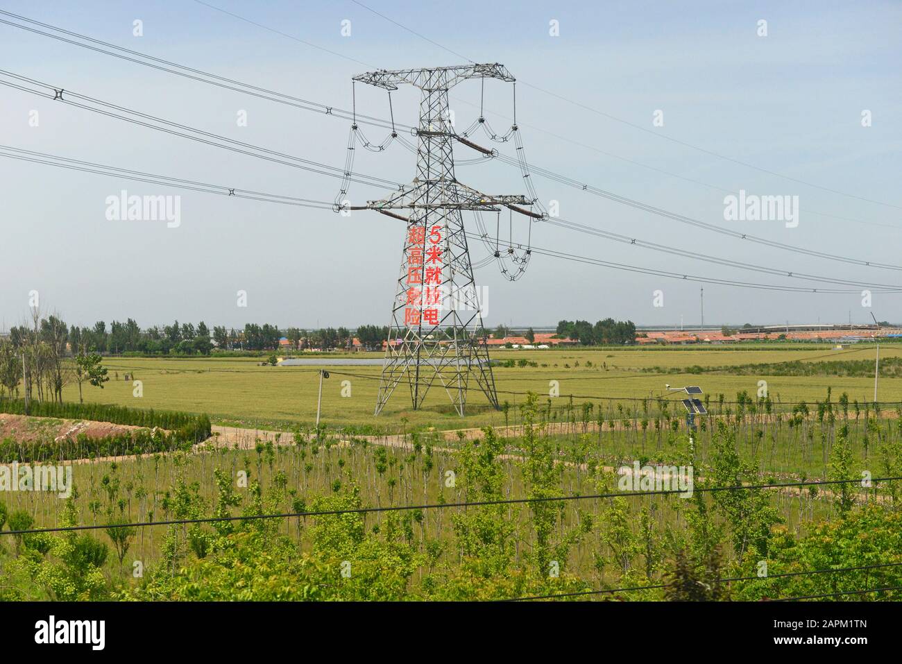 Un pilone in un campo vicino a Qingdao nella provincia di Shandong, Cina Foto Stock