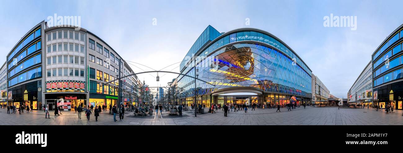 Germania, Assia, Francoforte, Vista panoramica di Zeil Street al crepuscolo Foto Stock