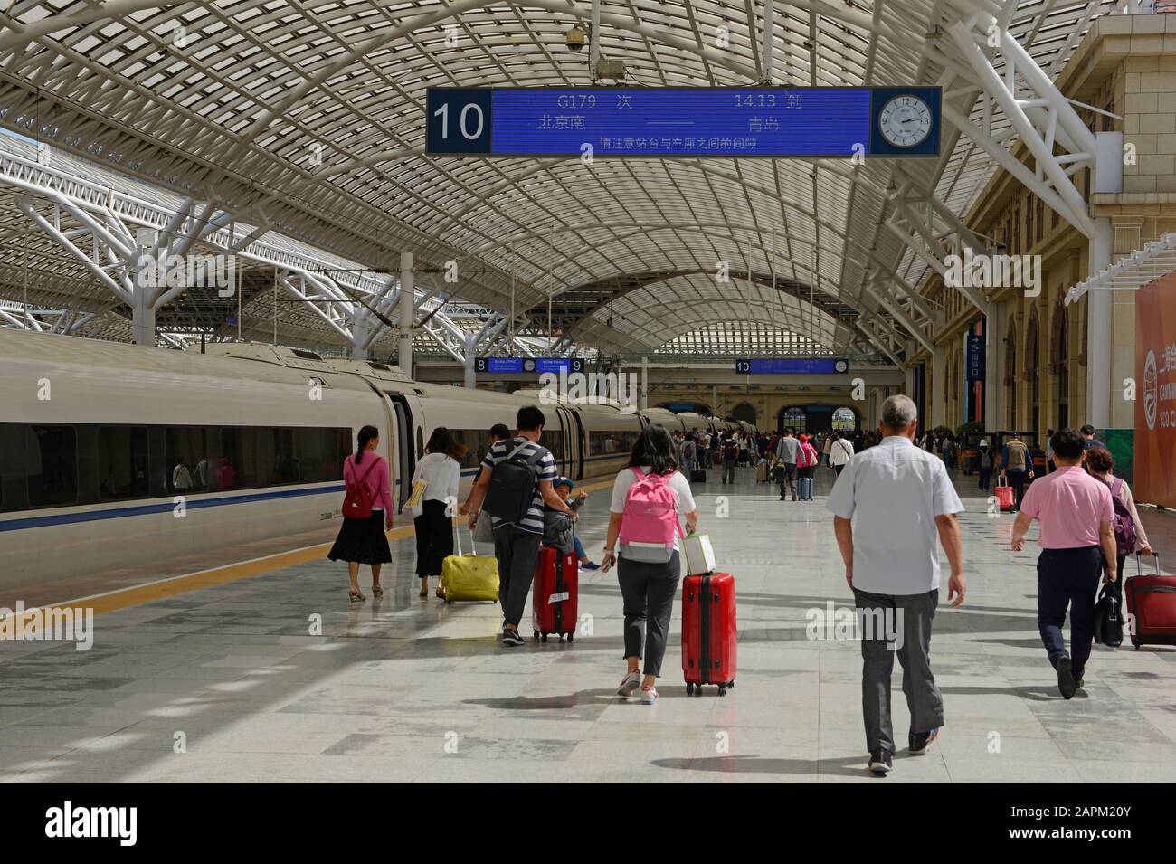 Stazione ferroviaria di Qingdao con un servizio di treno ad alta velocità per Pechino che si trova al binario 10, Qingdao, provincia di Shandong, Cina Foto Stock