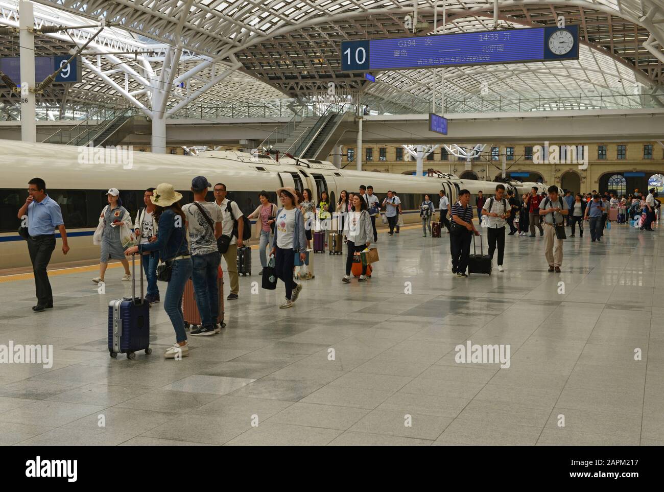 Stazione ferroviaria di Qingdao con un servizio di treno ad alta velocità per Pechino che si trova al binario 10, Qingdao, provincia di Shandong, Cina Foto Stock