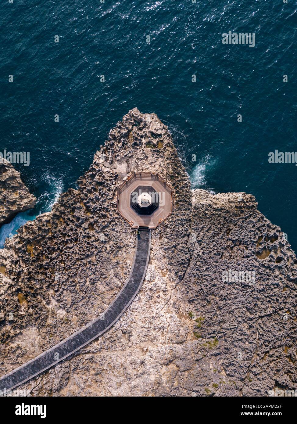 Indonesia, Bali, Nusa Dua, veduta aerea del sentiero sulla costa dell'oceano Foto Stock